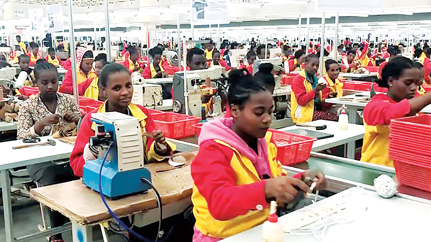 Công nhân làm việc tại Công ty giày quốc tế Huajian, thủ đô Addis Ababa của Ethiopia.  Ảnh: CNN