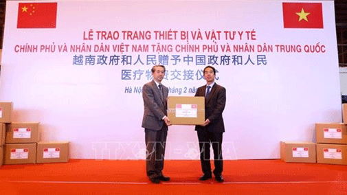 Lễ trao trang thiết bị và vật tư y tế của Chính phủ và nhân dân Việt Nam tặng Chính phủ và nhân dân Trung Quốc. Ảnh: TTXVN
