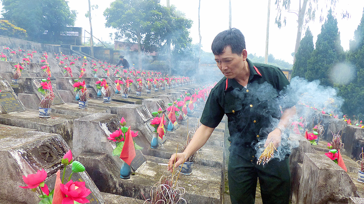 Cựu chiến binh dâng hương, tưởng nhớ đồng đội tại Nghĩa trang Quốc gia Vị Xuyên, Hà Giang. Ảnh: TRẦN LƯU