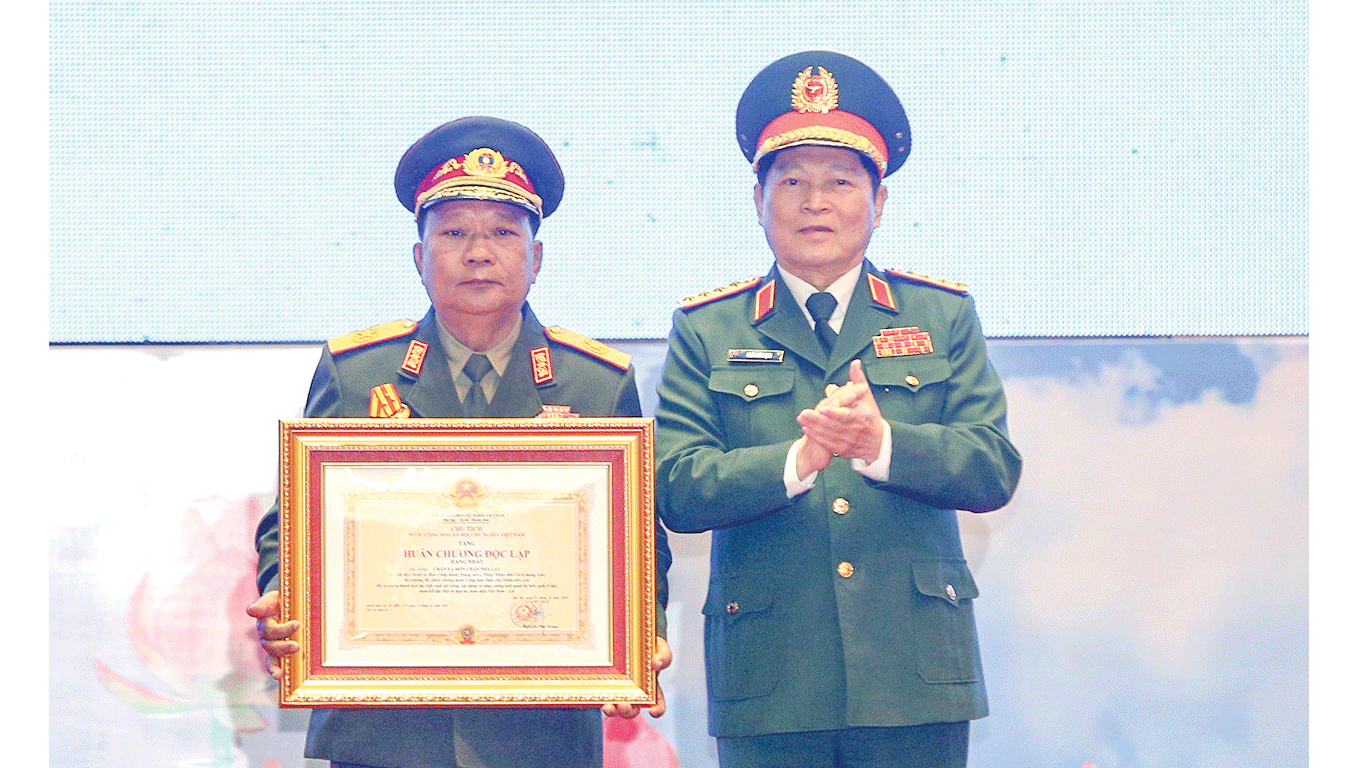 Đại tướng Ngô Xuân Lịch, Bộ trưởng Bộ Quốc phòng Việt Nam, trao Huân chương Độc lập hạng nhất cho Đại tướng Chansamone Chanyalath, Bộ trưởng Bộ Quốc phòng CHDCND Lào. Ảnh: TTXVN