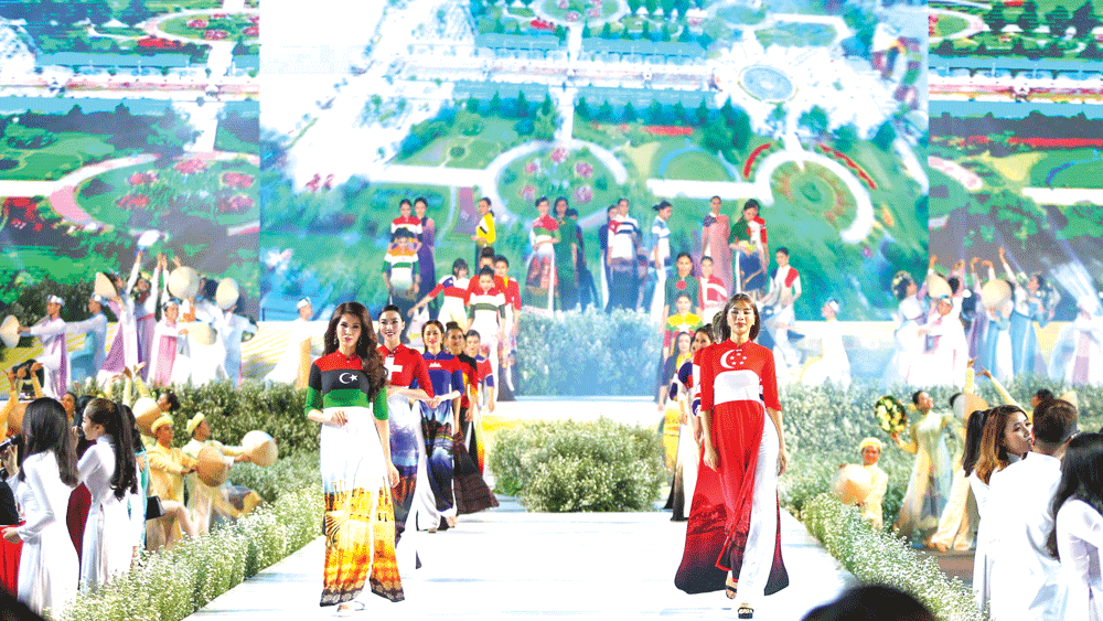 Đồng diễn áo dài  tại Lễ hội Áo dài 2019 trên Phố đi bộ  Nguyễn Huệ,  quận 1, TPHCM. Ảnh: DŨNG PHƯƠNG