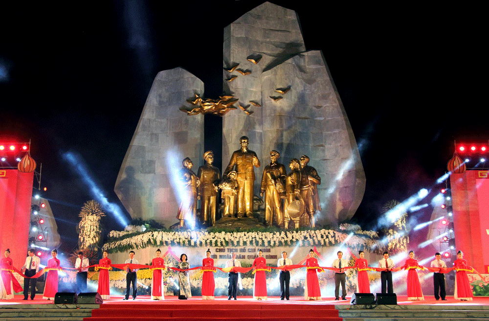Các đại biểu cắt băng khánh thành Tượng đài Chủ tịch Hồ Chí Minh  với nhân dân Quảng Bình. Ảnh: TTXVN