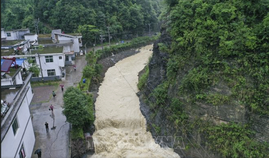 Nước lũ trên sông Trùng Khánh, Tây Nam Trung Quốc ngày 1-7-2020. Ảnh: THX/TTXVN