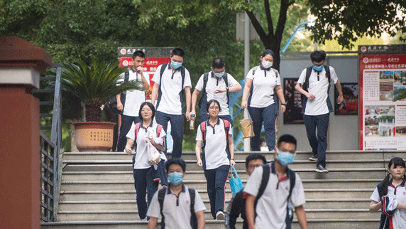 Học sinh tới trường học tại Vũ Hán, tỉnh Hồ Bắc, Trung Quốc, ngày 1-9-2020. Ảnh: THX/ TTXVN
