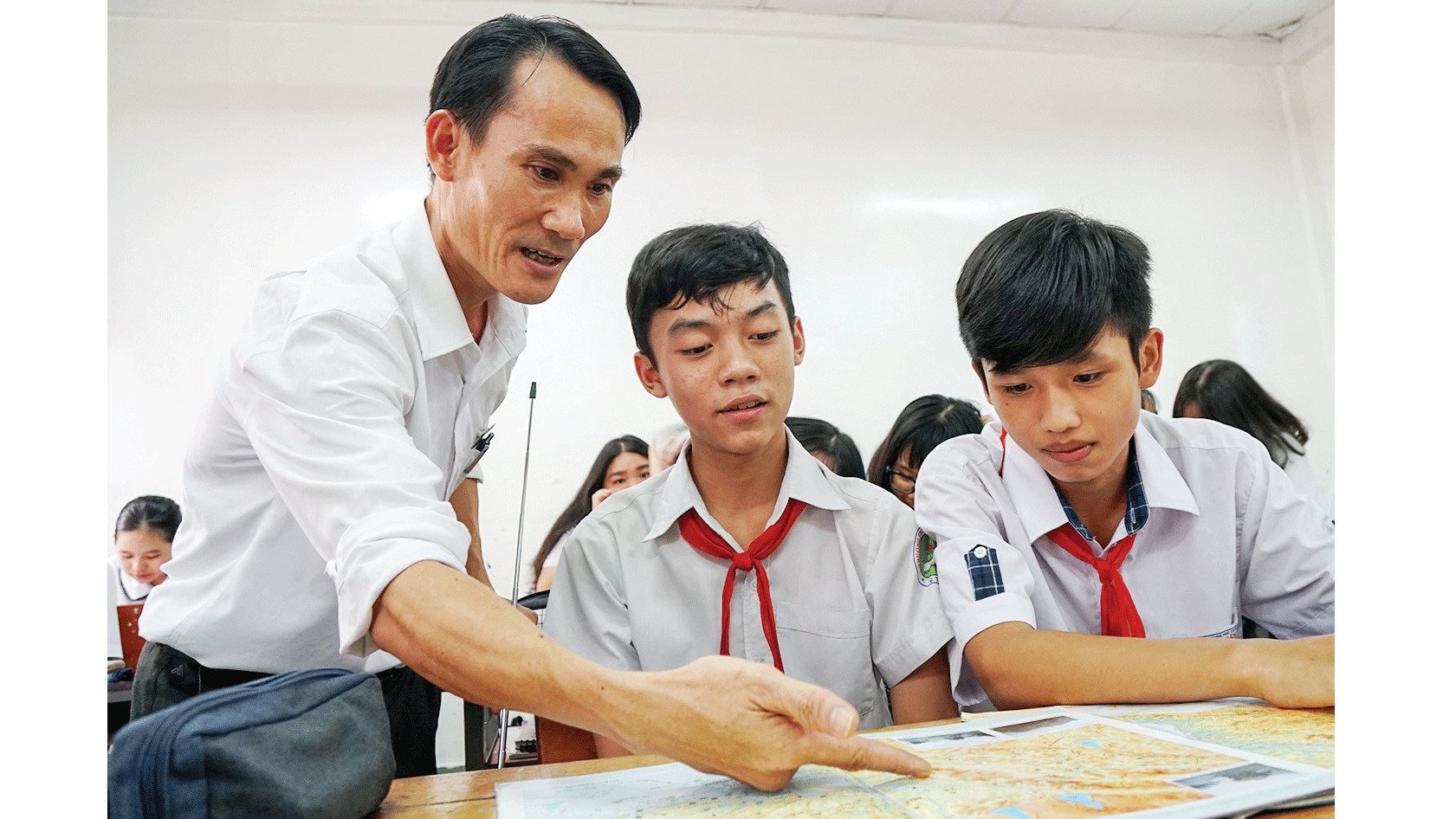 Thầy Lê Cảnh Thạnh đang hướng dẫn học sinh  tại Trường THCS Võ Văn Tần, quận Tân Bình, TPHCM. Ảnh: HOÀNG HÙNG