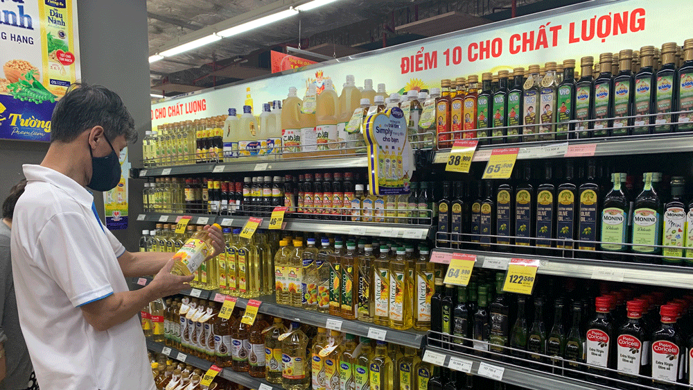 Người tiêu dùng lựa chọn sản phẩm dầu ăn tại hệ thống  siêu thị Co.opmart