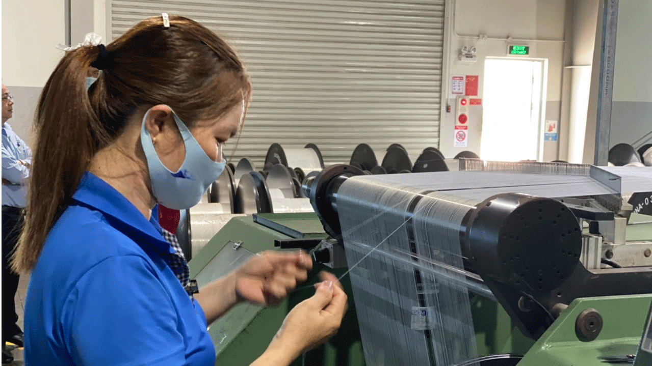 Công nhân Công ty DS Vina, KCN Đất Cuốc, huyện Bắc Tân Uyên, Bình Dương sản xuất phụ liệu ngành may mặc