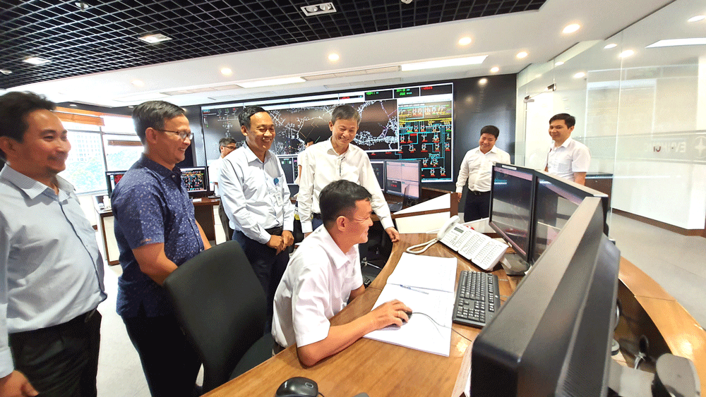 Tổng Giám đốc EVN Trần Đình Nhân làm việc  tại Trung tâm Điều hành hệ thống điện TPHCM