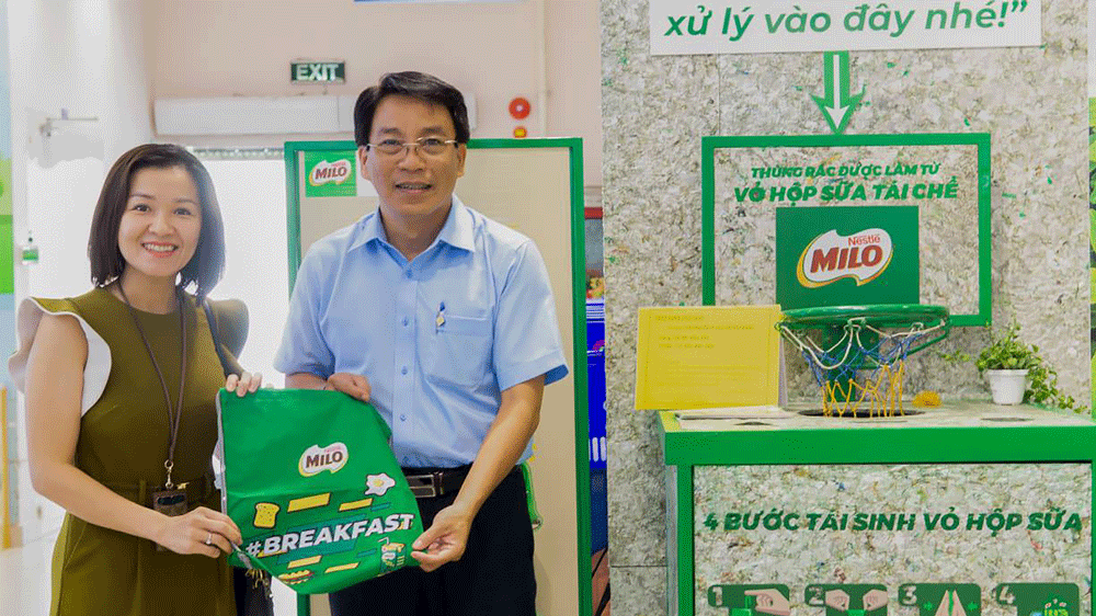 Ông Lê Trường Sơn, Phó Tổng Giám đốc Saigon Co.op,  trao quà cho khách hàng tham gia thu gom vỏ hộp sữa MILO 