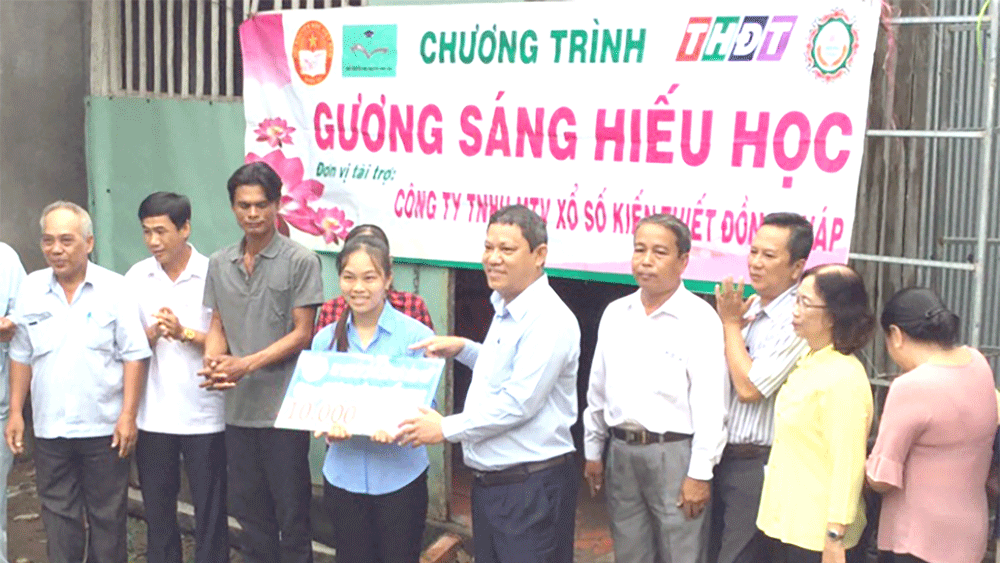 Công ty TNHH MTV Xổ số kiến thiết tỉnh Đồng Tháp  trao học bổng “Gương sáng hiếu học” tại huyện Lai Vung