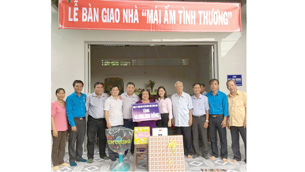 Bàn giao nhà tình thương do Công đoàn Văn phòng UBND tỉnh Đồng Tháp vận động