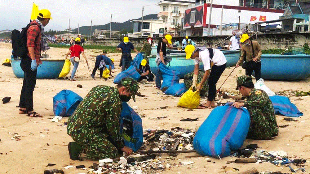 Các tình nguyện viên cùng thu gom rác  ở làng chài Phước Hải