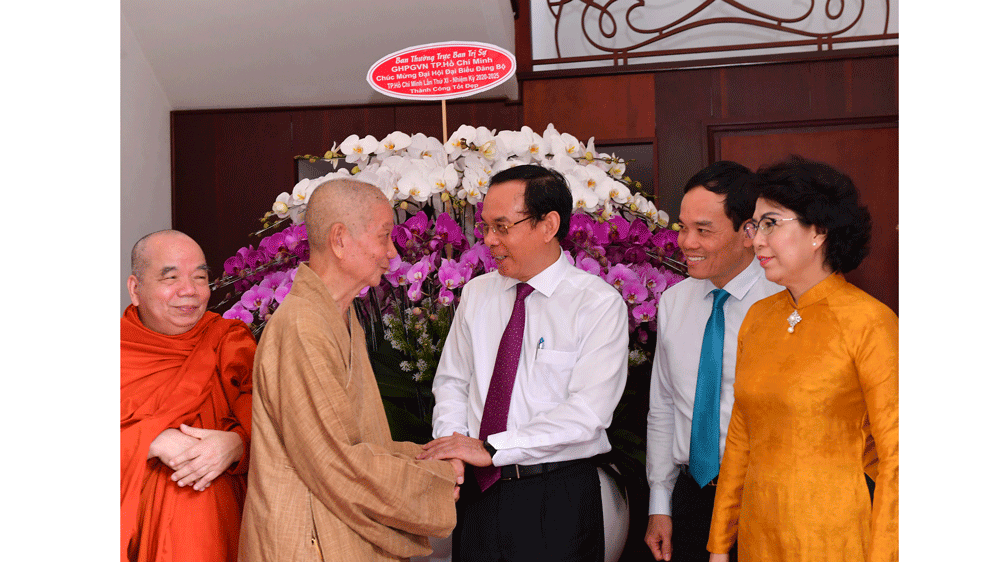 Bí thư Thành ủy TPHCM Nguyễn Văn Nên cùng các đồng chí lãnh đạo TP tiếp Ban Trị sự Giáo hội Phật giáo Việt Nam TPHCM. Ảnh: VIỆT DŨNG