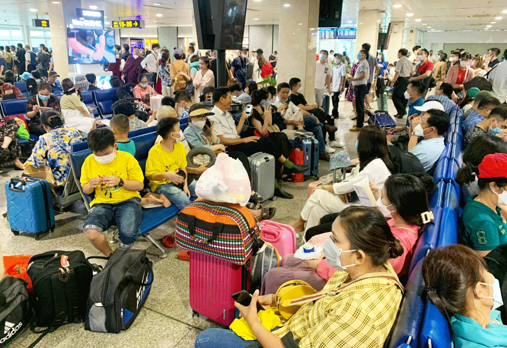 Nhiều hành khách chờ đợi mệt mỏi