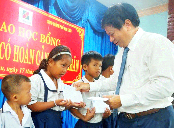 Tặng 100 học bổng cho học sinh nghèo tỉnh Bạc Liêu