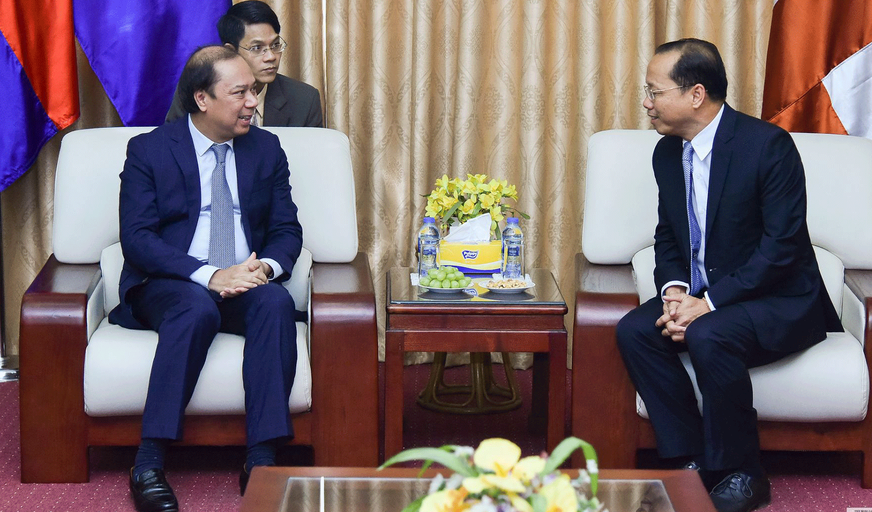 Thứ trưởng Ngoại giao Nguyễn Quốc Dũng và Đại sứ Campuchia Chay Navuth. Ảnh: BAOQUOCTE.VN