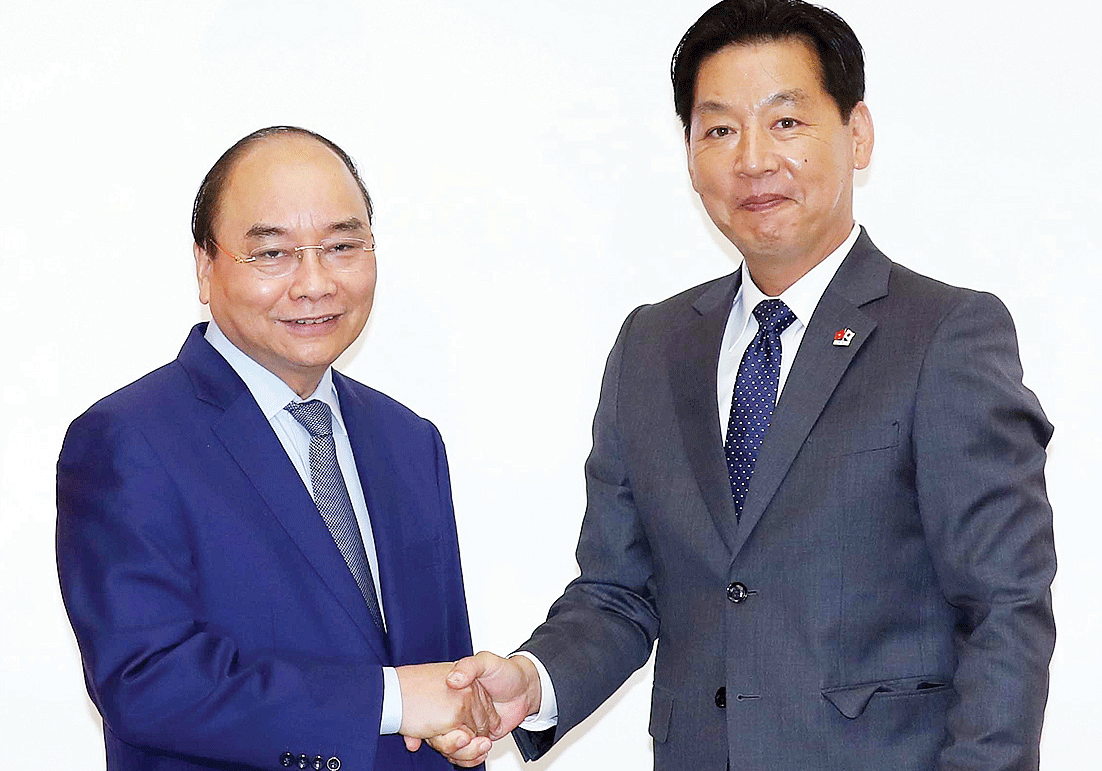 Thủ tướng Nguyễn Xuân Phúc tiếp ông Iwamura Yasutsugu,  Tổng Giám đốc Công ty Aeon Mall Việt Nam. Ảnh: TTXVN