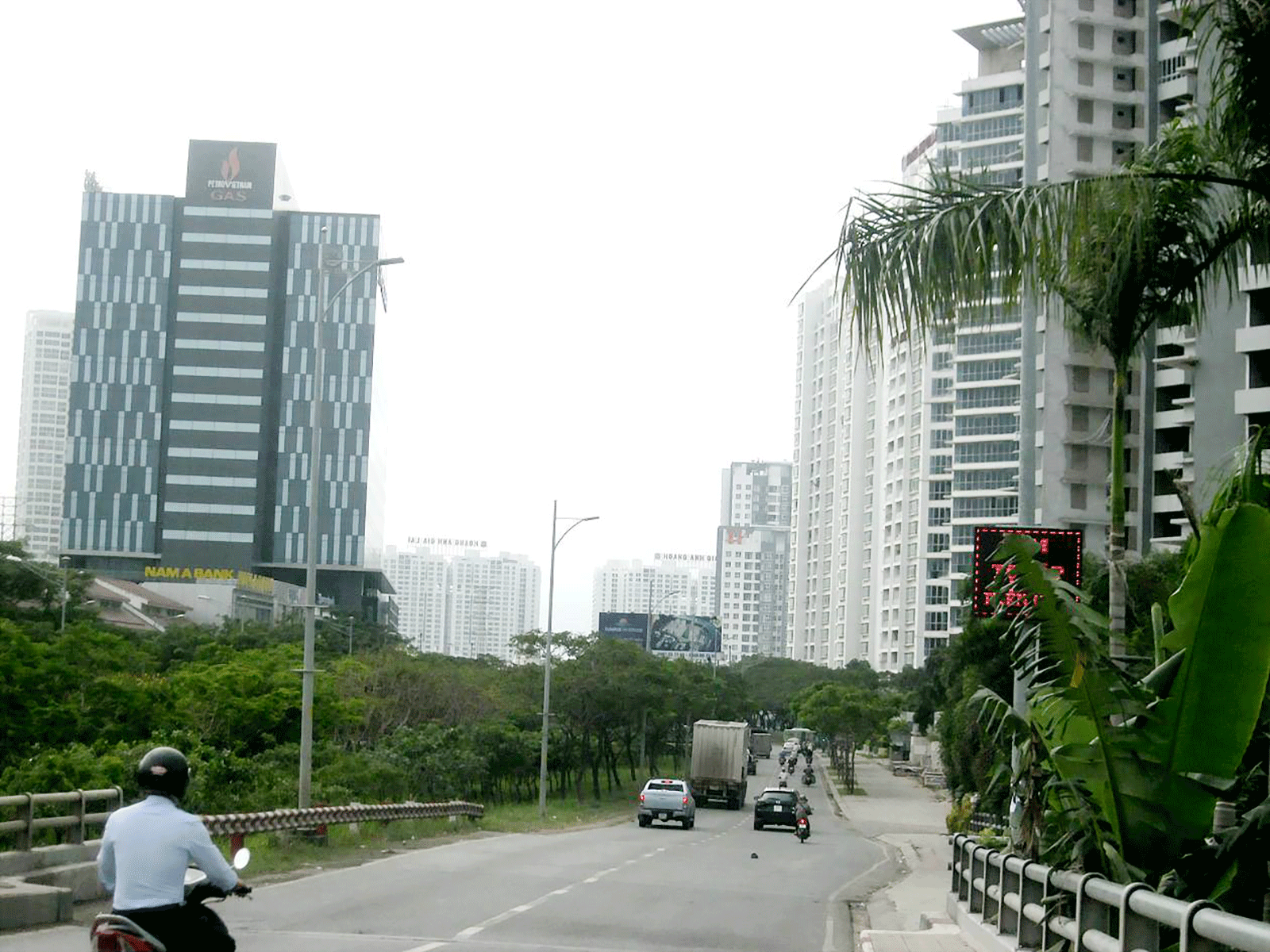Many buildings have been built in Nguyen Huu Tho street, Nha Be district, HCMC (Photo: SGGP)