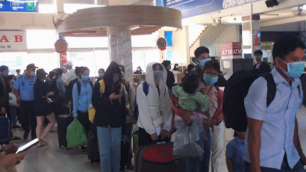 HCMC students rush home to avoid pandemic