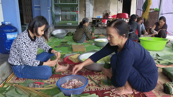 Peak season at banh chung village