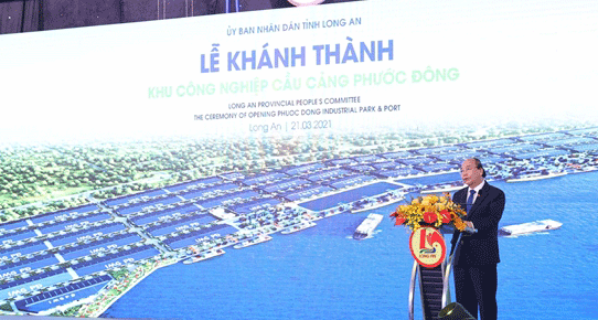 Prime Minister Nguyen Xuan Phuc speaks at the inaugural ceremony of the Phuoc Dong Industrial Park and Port in Long An Province on Sunday. VNA/VNS Photo  
