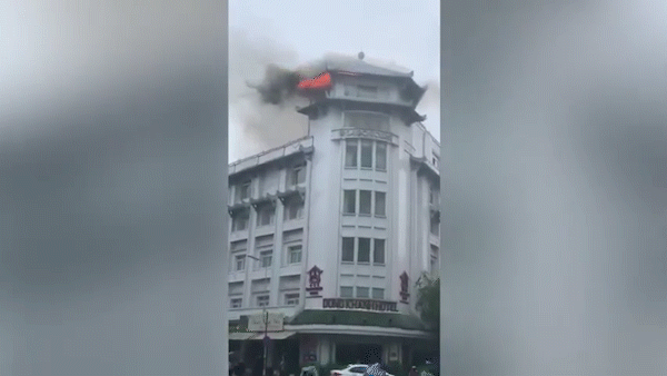 Dong Khanh hotel bursts into flame amid torrential rain 