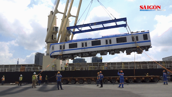 Six wagons of Ben Thanh-Suoi Tien metro line arrive in HCMC