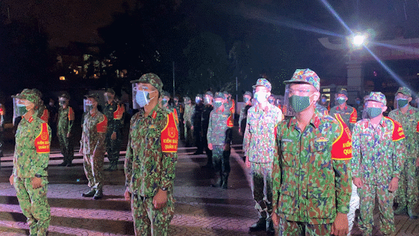 Tens of thousands of soldiers, police officers join Covid-19 fight in HCMC