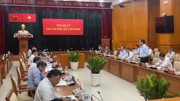 HCMC to improve benefit policies to attract talents