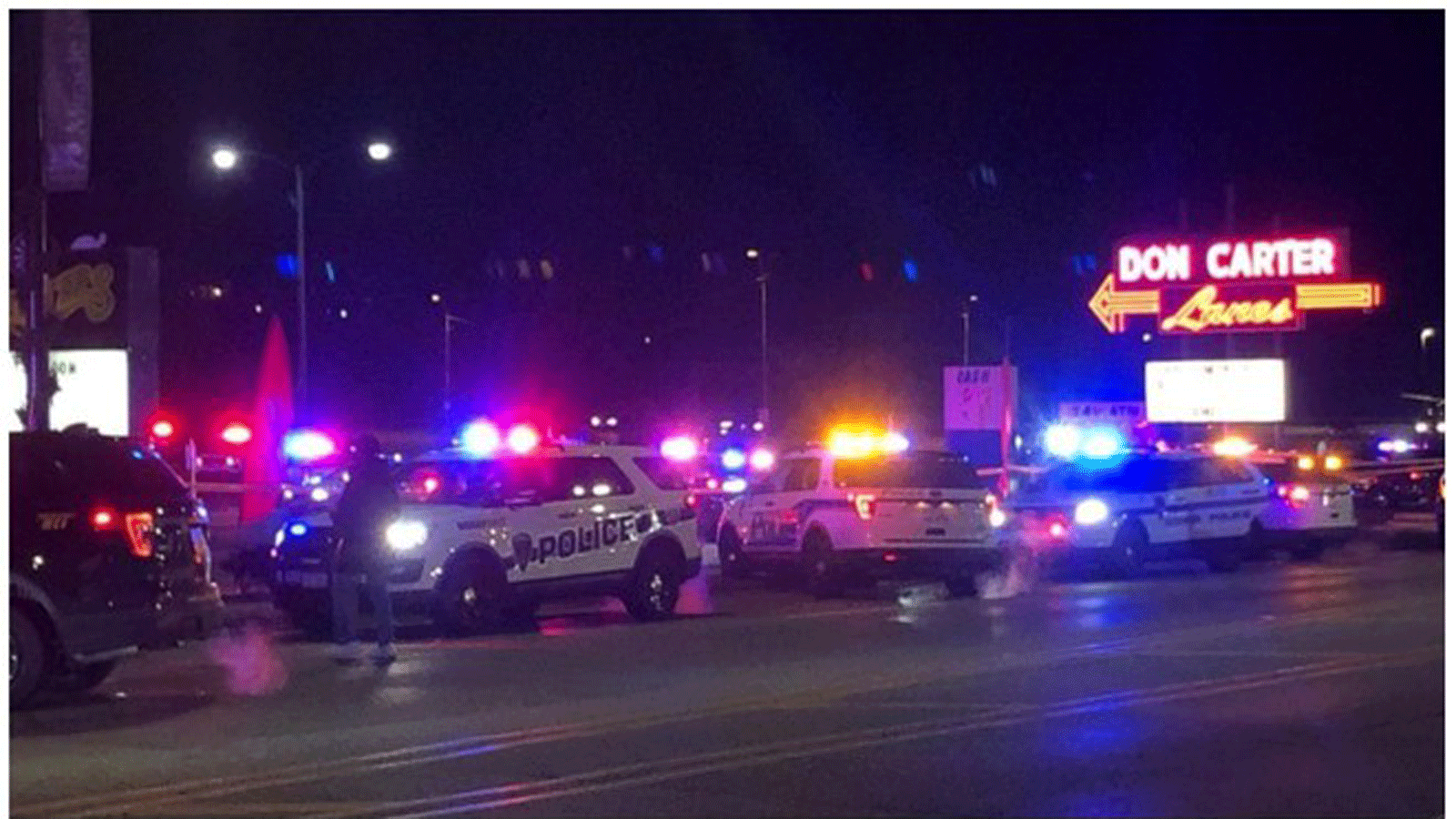 Xe cảnh sát tại khu chơi bowling Don Carter Lanes sau vụ xả súng. Nguồn: ABC NEWS