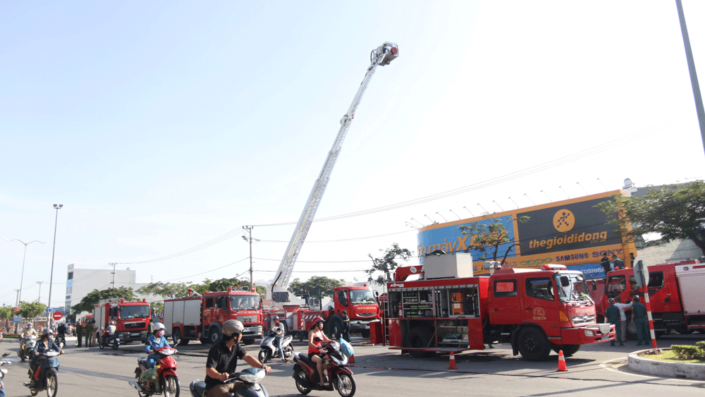 Lực lượng Cảnh sát PCCC TP Đà Nẵng điều hơn 10 xe chữa cháy đến hiện trường tham gia chữa cháy     Ảnh: NGUYÊN KHÔI