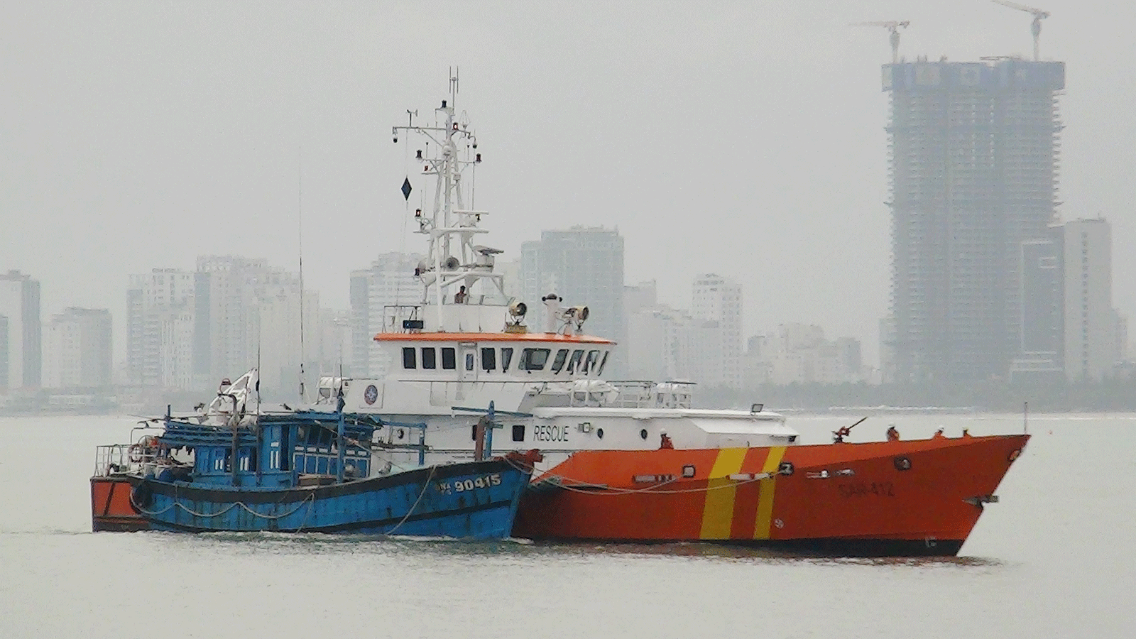Tàu SAR 412 cứu 11 ngư dân và tàu cá ĐNa 90415 TS về đến Đà Nẵng an toàn 