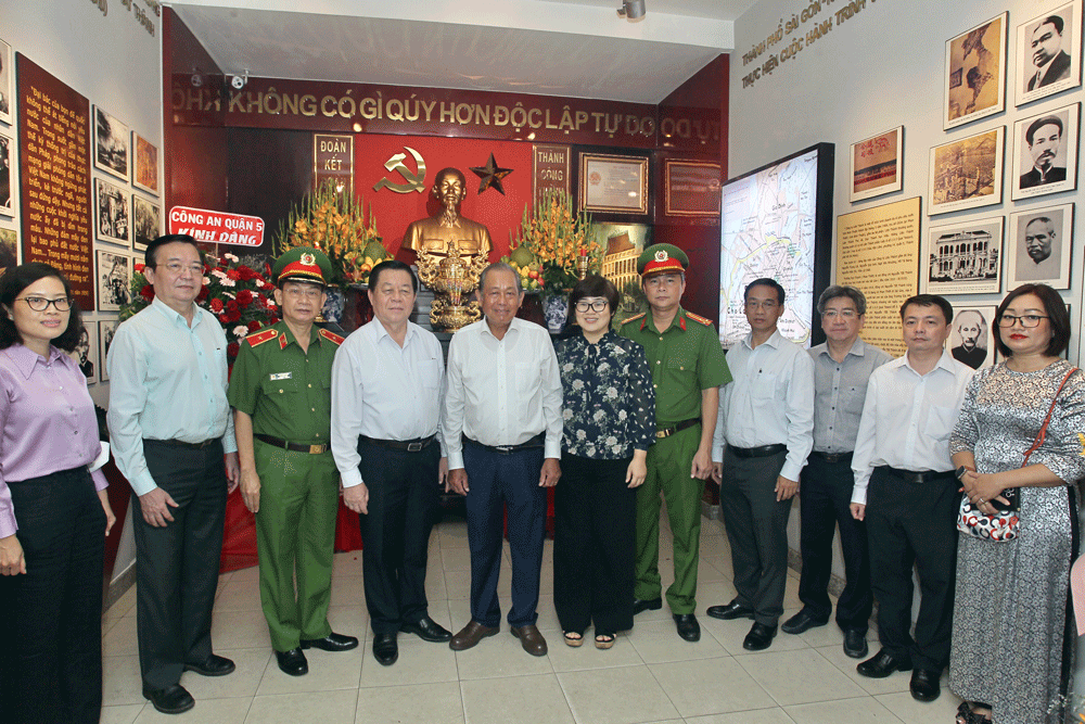 Trưởng Ban Tuyên giáo Trung ương dâng hương tưởng niệm Chủ tịch Hồ Chí Minh, Tổng Bí thư Trần Phú