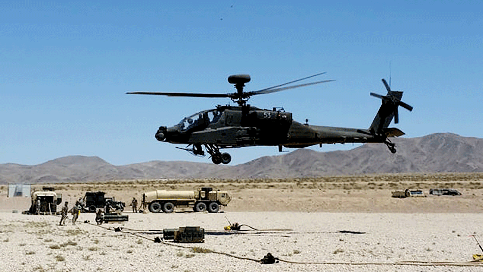 Một trực thăng tấn công AH-64E Apache cất cánh tại Trung tâm Huấn luyện Quốc gia Fort Irwin, California, Mỹ. Ảnh: US ARMY  ​