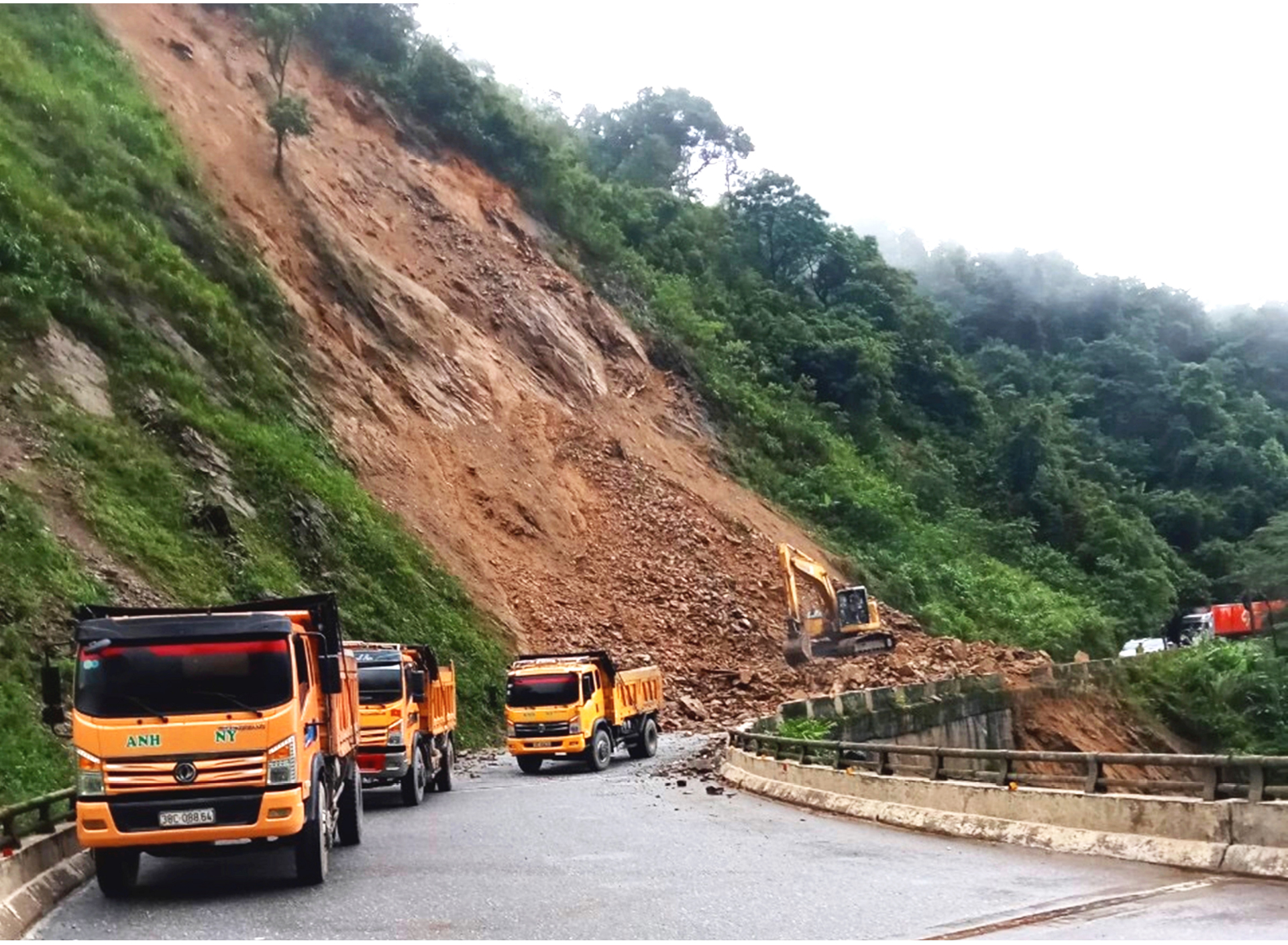 Tập trung hỗ trợ người dân miền Trung khắc phục hậu quả mưa lũ ảnh 15