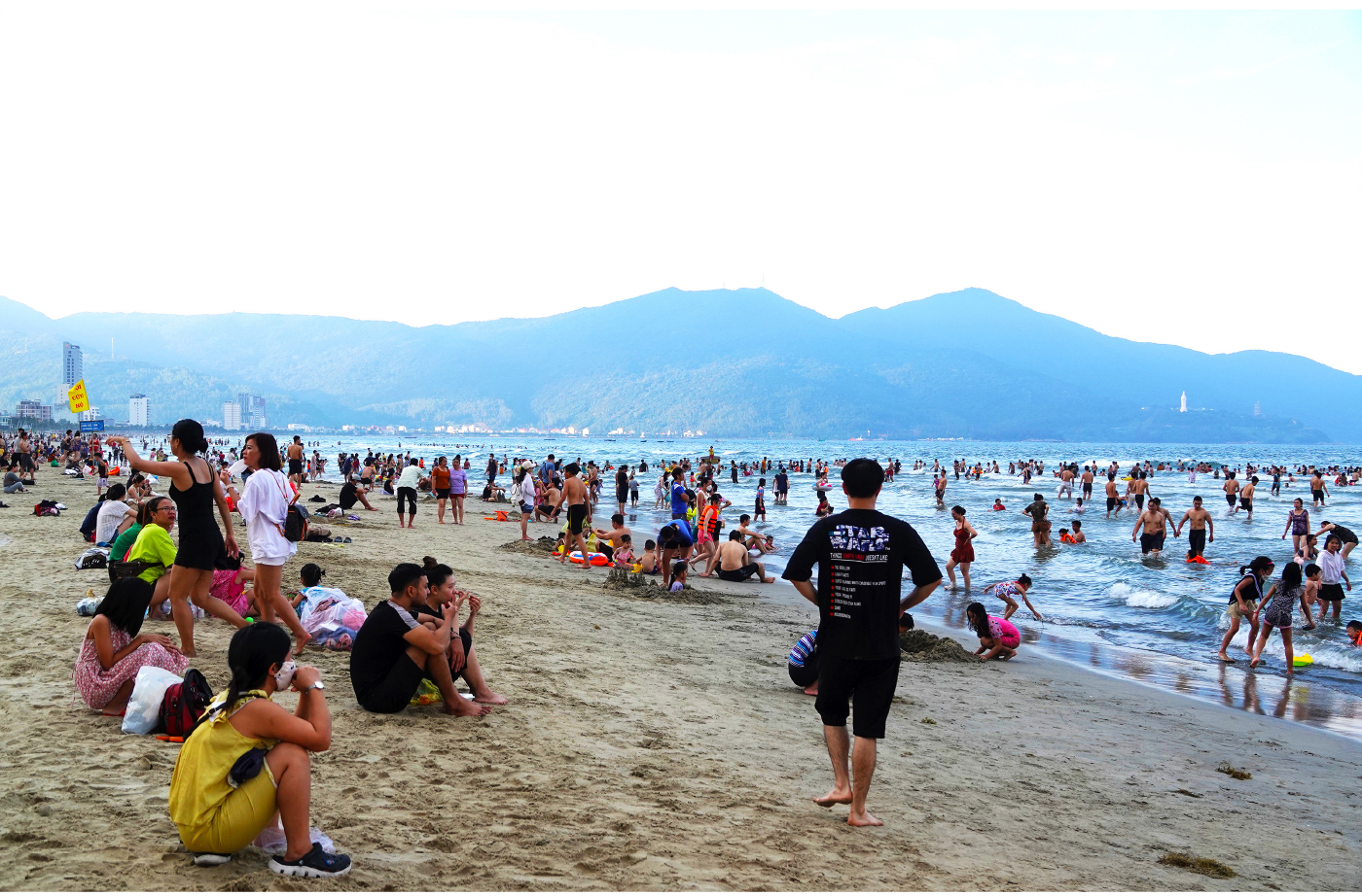 Nhộn nhịp các hoạt động tại bãi biển Đà Nẵng trong dịp nghỉ lễ, hè về ảnh 2