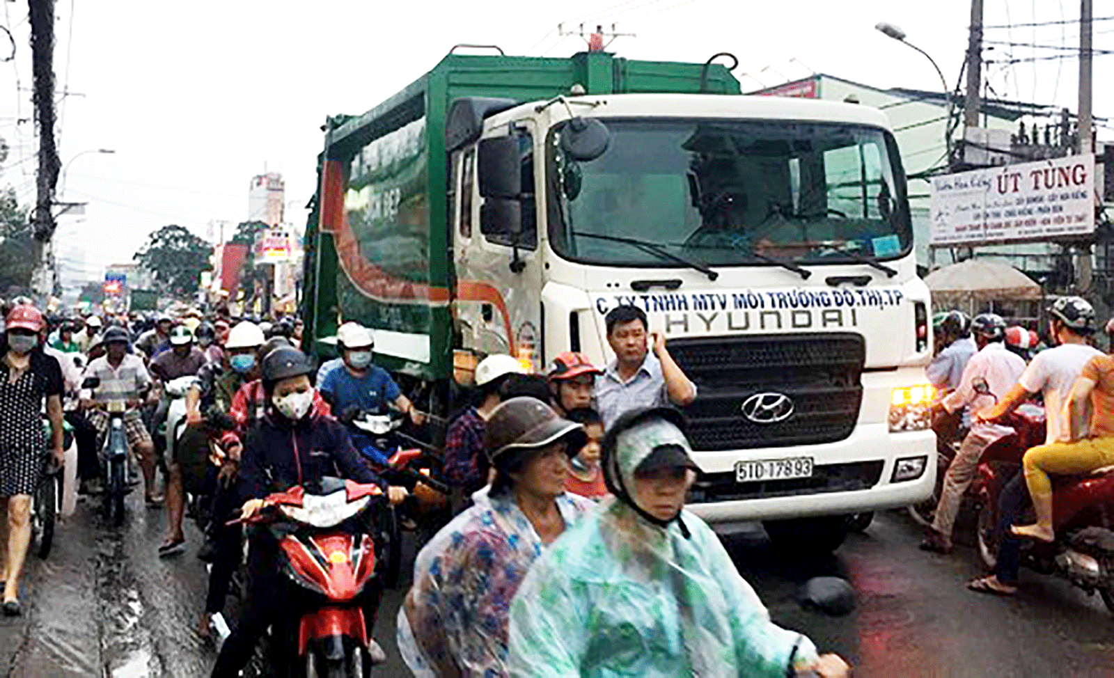 Va chạm với xe chở rác, một nam thanh niên tử vong ảnh 1
