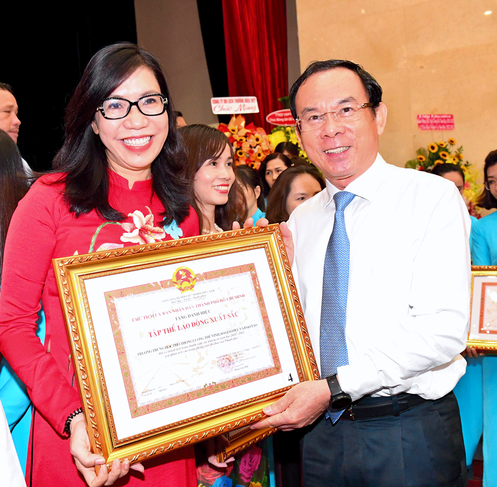 UBND TPHCM tặng danh hiệu 'Tập thể lao động xuất sắc' cho 125 đơn vị trường học ảnh 3