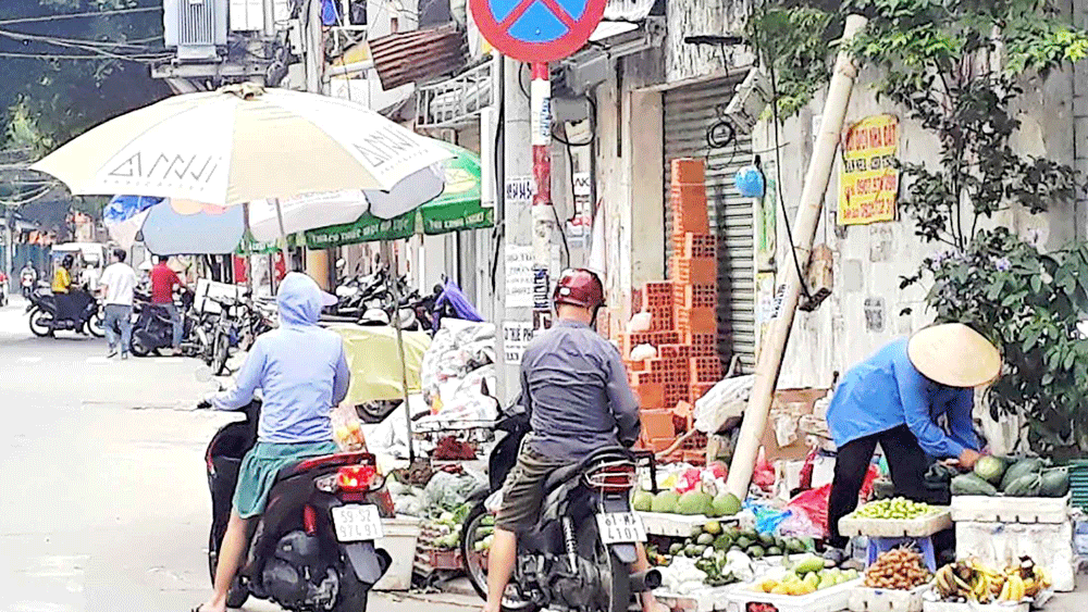 Vỉa hè, lòng đường vẫn bị lấn chiếm ảnh 1