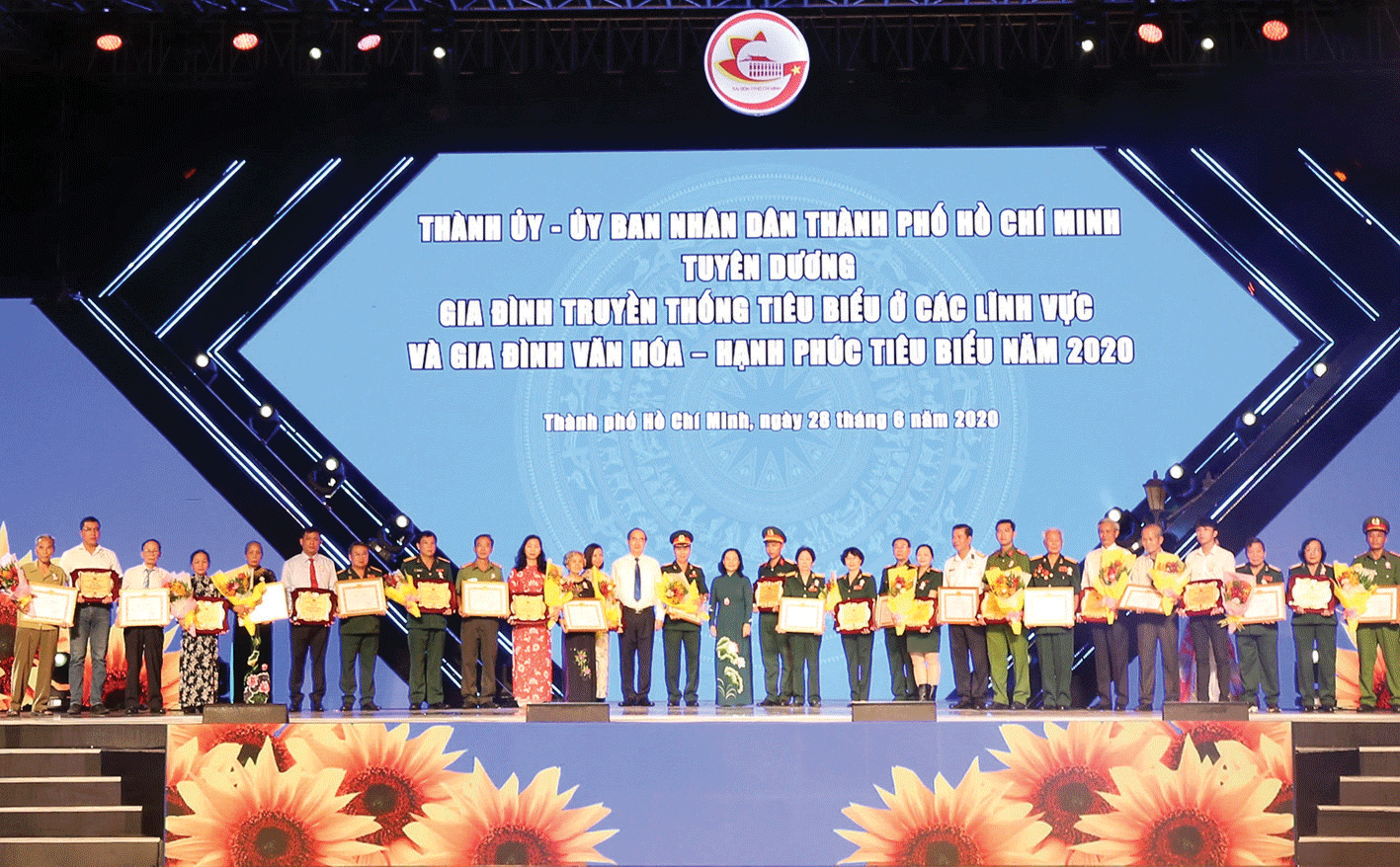 Lan tỏa những hạt nhân gia đình tiêu biểu - Thế giới đổi thay, gia đình vẫn luôn là nền tảng ảnh 1