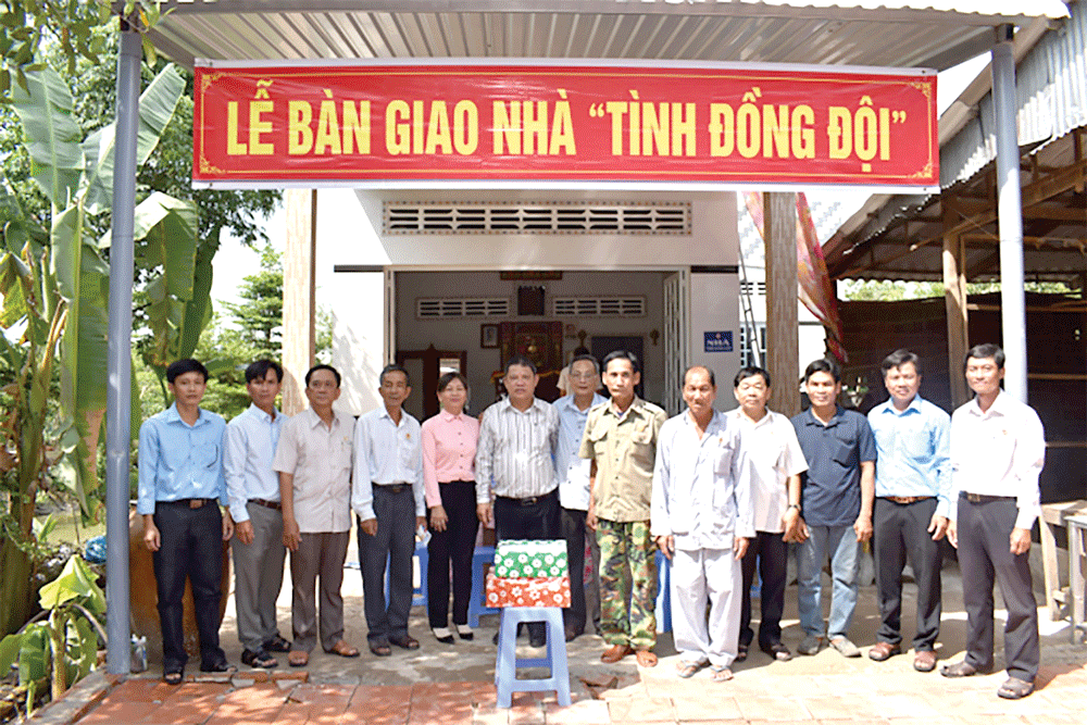 Công ty TNHH MTV XSKT Đồng Tháp trao nhà cho cựu chiến binh, trao học bổng, tặng tủ sách cho học sinh ảnh 2