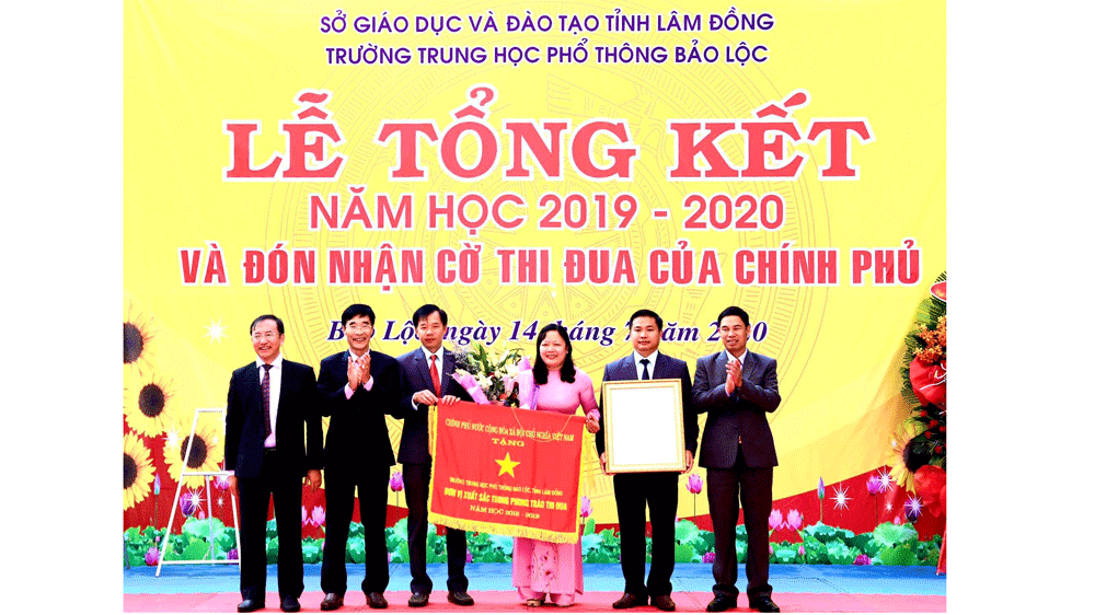 Trường THPT Bảo Lộc đón nhận cờ thi đua của Chính phủ    ảnh 1