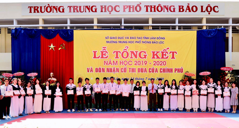 Trường THPT Bảo Lộc đón nhận cờ thi đua của Chính phủ ảnh 2