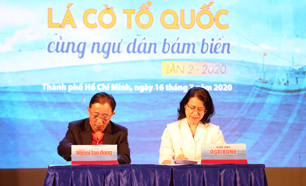 Agribank đồng hành cùng chương trình “Một triệu lá cờ Tổ quốc cùng ngư dân bám biển” ảnh 1