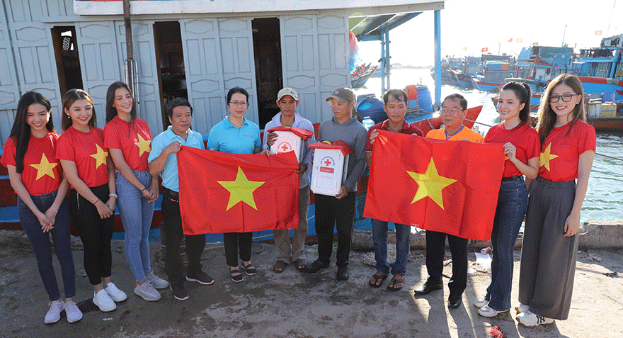 Agribank đồng hành cùng chương trình “Một triệu lá cờ Tổ quốc cùng ngư dân bám biển” ảnh 3