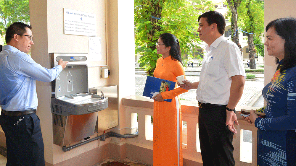 Trường công lập đầu tiên tại TPHCM có trụ uống nước tại vòi ảnh 1