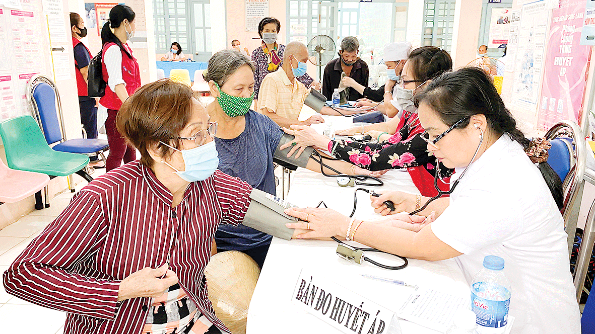 Công ty TNHH Xử lý Chất thải Việt Nam (VWS) tổ chức tặng quà và khám bệnh cho hơn 300 hộ dân ở huyện Bình Chánh ảnh 3