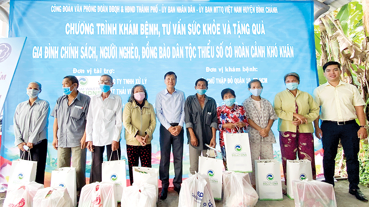 Công ty TNHH Xử lý Chất thải Việt Nam (VWS) tổ chức tặng quà và khám bệnh cho hơn 300 hộ dân ở huyện Bình Chánh ảnh 2