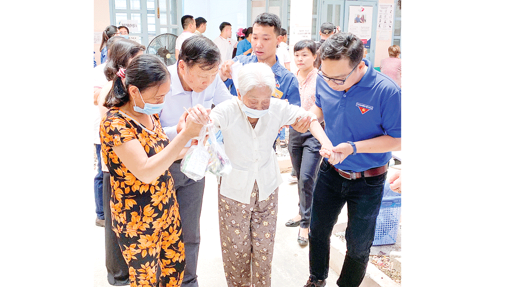 Công ty TNHH Xử lý Chất thải Việt Nam (VWS) tổ chức tặng quà và khám bệnh cho hơn 300 hộ dân ở huyện Bình Chánh ảnh 4