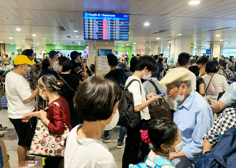 Hệ thống check-in bị lỗi, khách vật vã chờ tại sân bay Tân Sơn Nhất ảnh 1